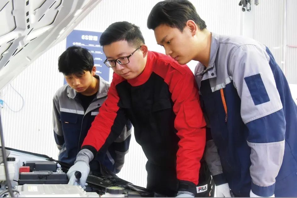 辽宁松原职业技术学院领导一行莅临郑州北方汽车学校参观考察