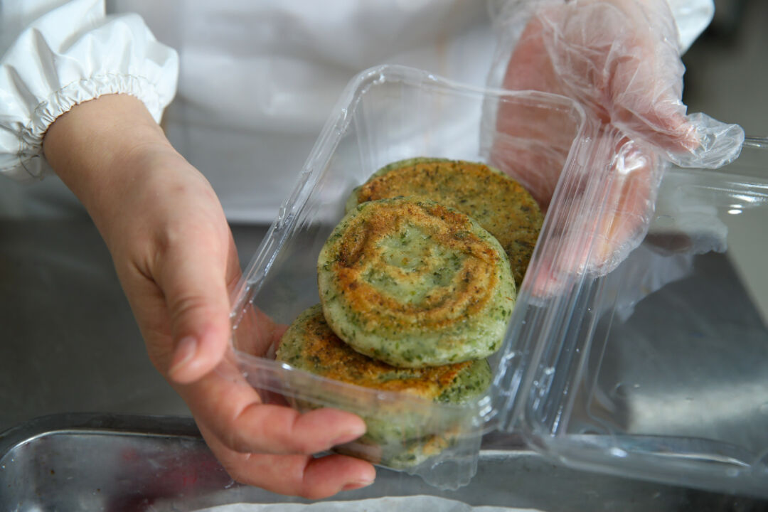 清甜软糯美味可口方松社区食堂的草头塌饼上市啦