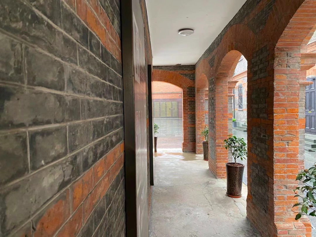 摩西会堂是栋青砖墙面,红砖斜尖顶的三层外廊式建筑,内部的许多建筑