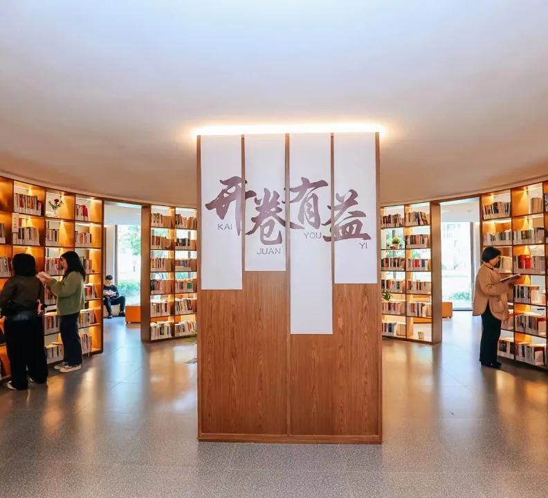 24小时无人值守的高颜值"图书馆",在宝山这家人才公寓正式开放启用