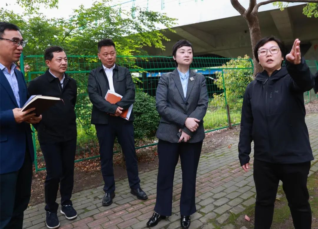 4月19日下午,松江区委副书记,区长,区防汛总指挥王靖率队检查指导全区