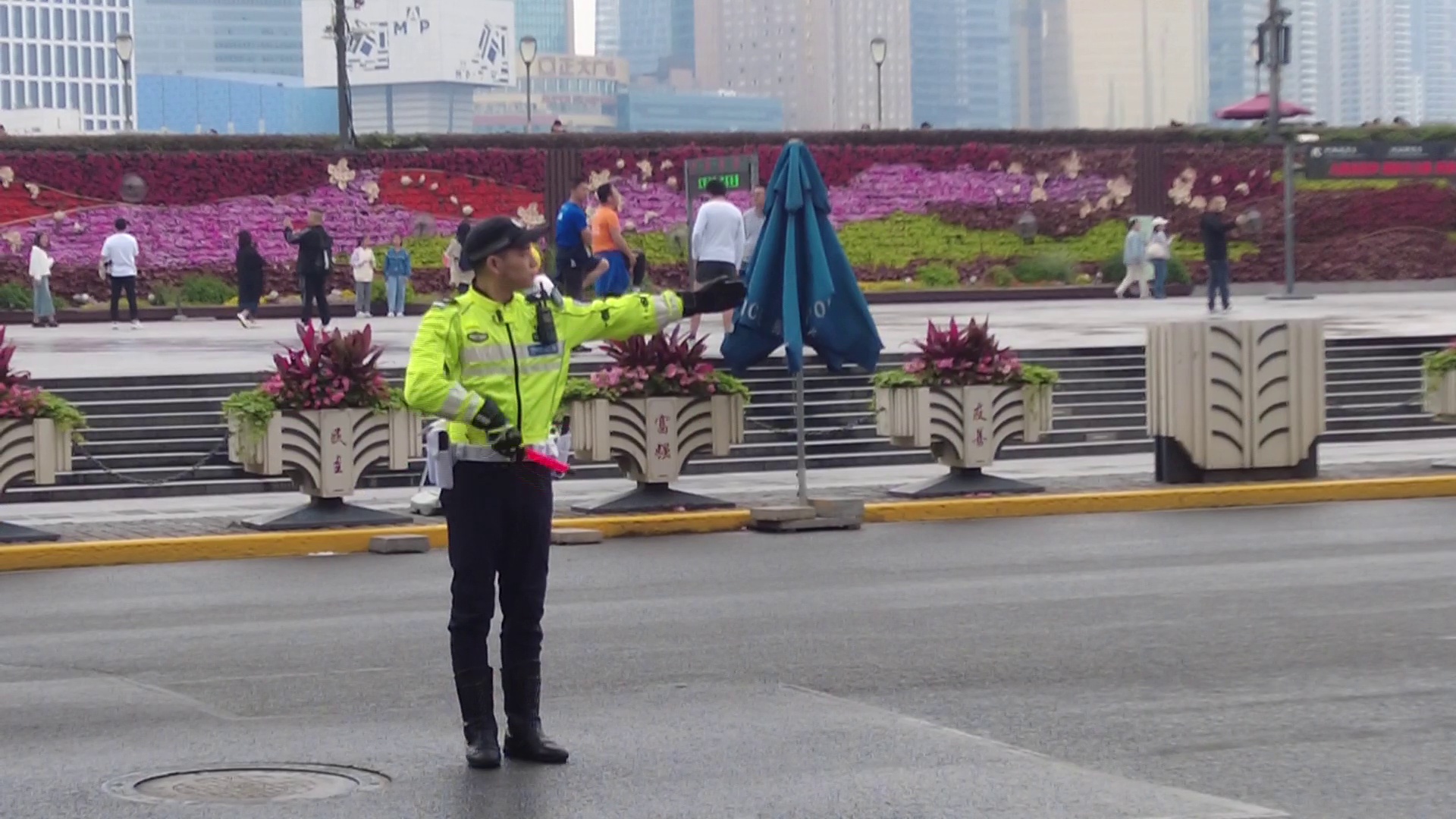 致敬"最美劳动者"!五一假期,一群孩子走上了交警岗位