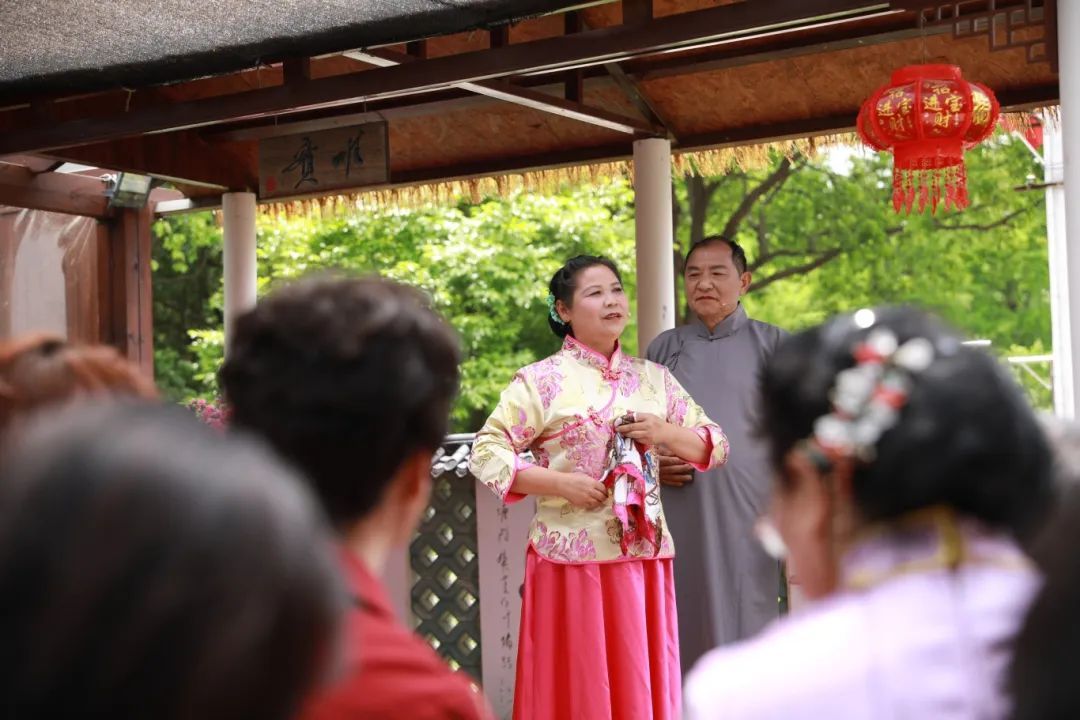 永不休,革命好似长江水,后浪推着前浪走……"伴随着沪剧的精彩演出