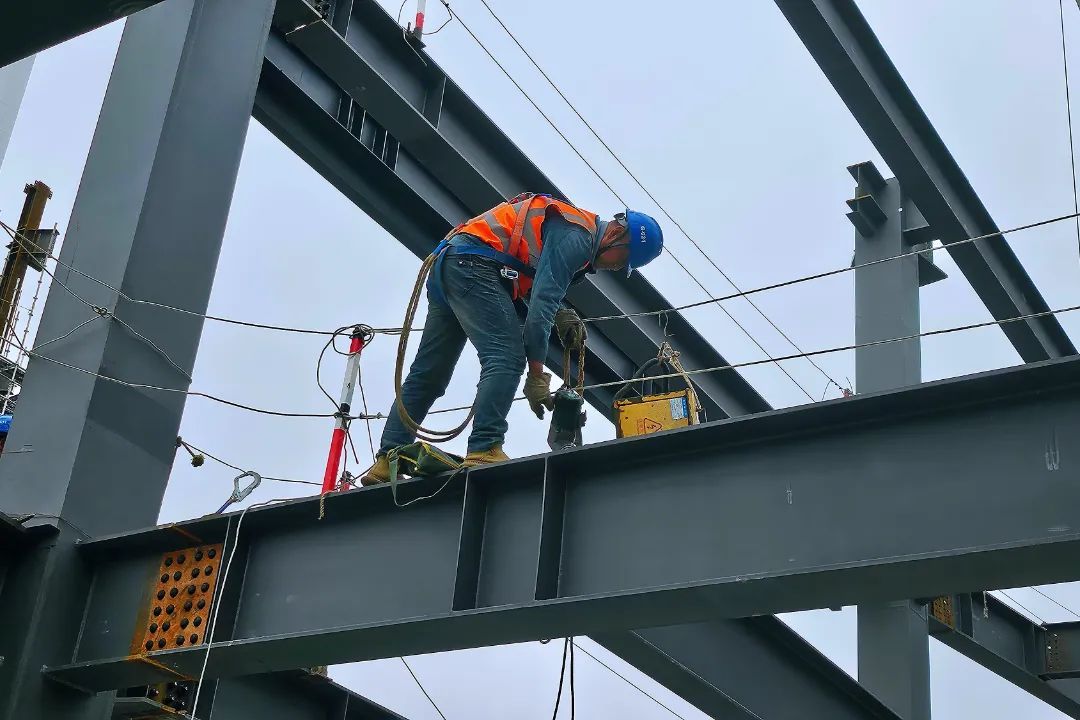 在项目钢结构施工区域,钢构
