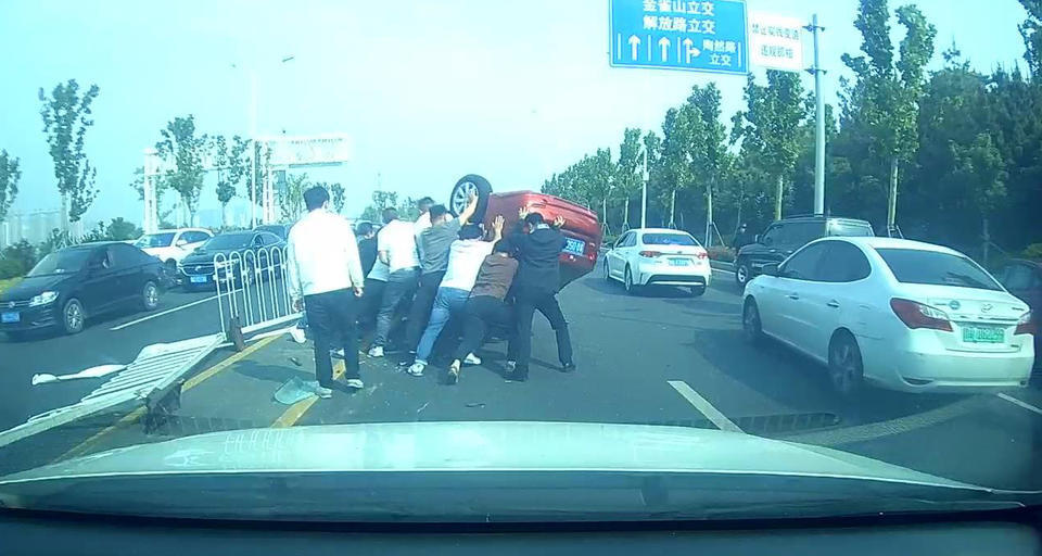 凡人歌|临沂人了不得!车辆侧翻,十余位热心市民合力抬车施救