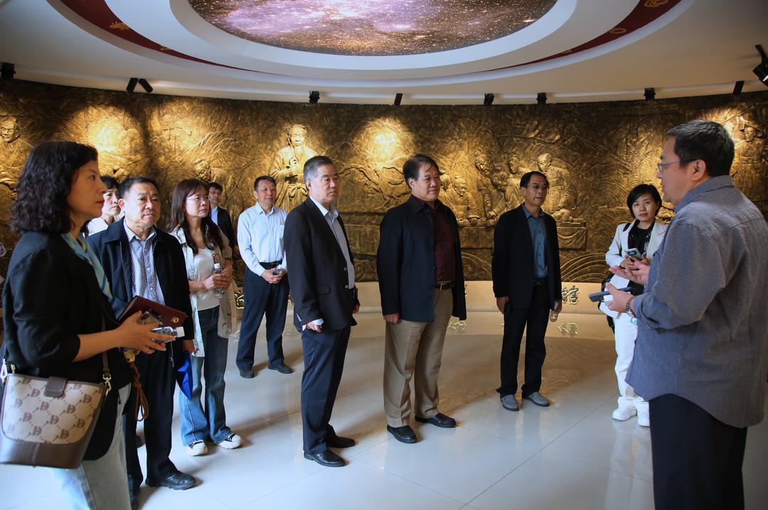 一行人参观了山东省中医药博物馆