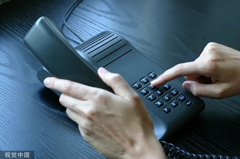 几天前,有宽带公司的工作人员到家中维修宽带网络,之后家里的固定电话