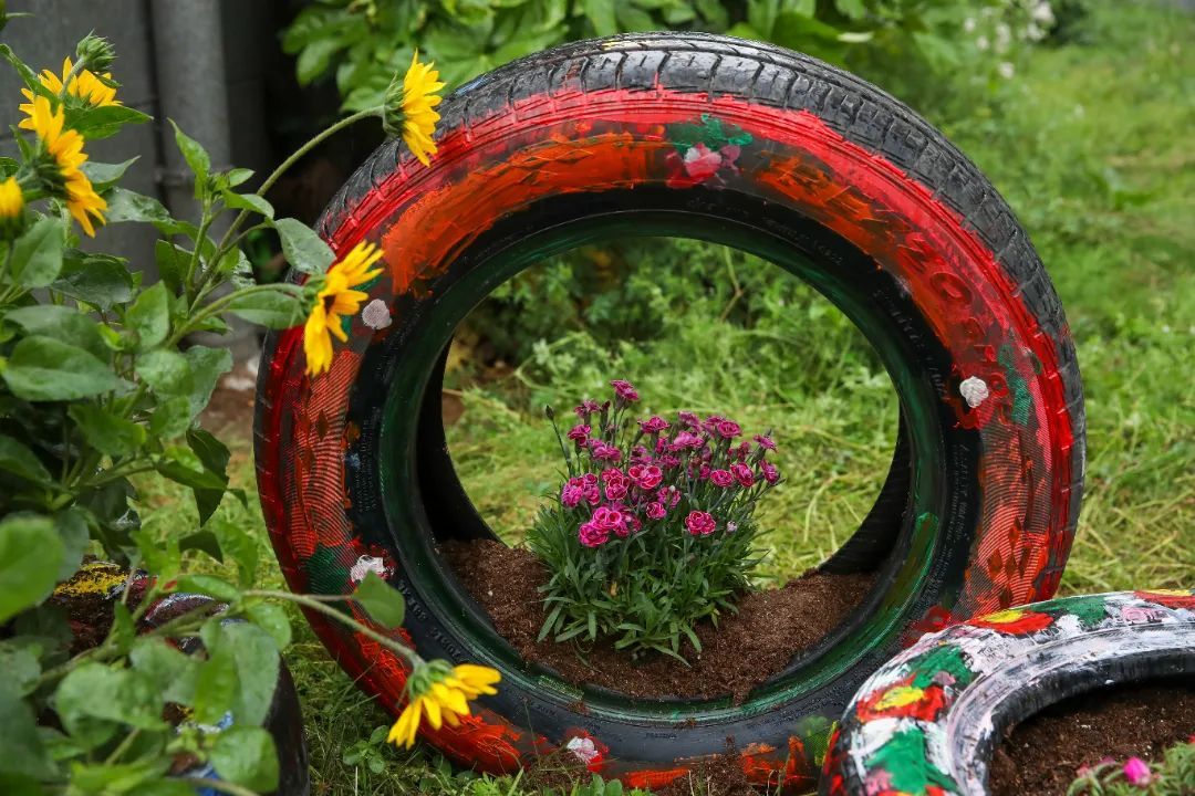 "我们特别策划了此次轮胎绘画活动,通过创意绘画,让家长和孩子共同