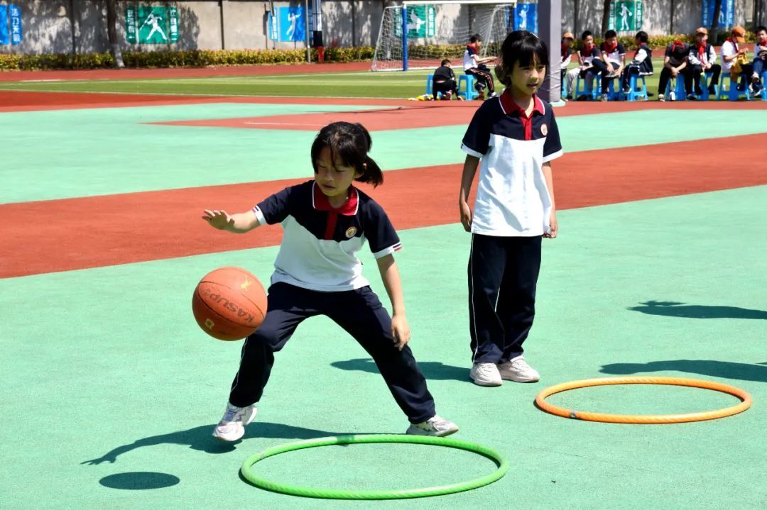 庙镇学校作为篮球特色学校,以篮球节为活动主题,设置篮球操,定点