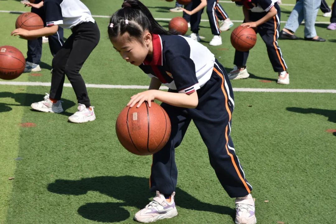 庙镇学校作为篮球特色学校,以篮球节为活动主题,设置篮球操,定点
