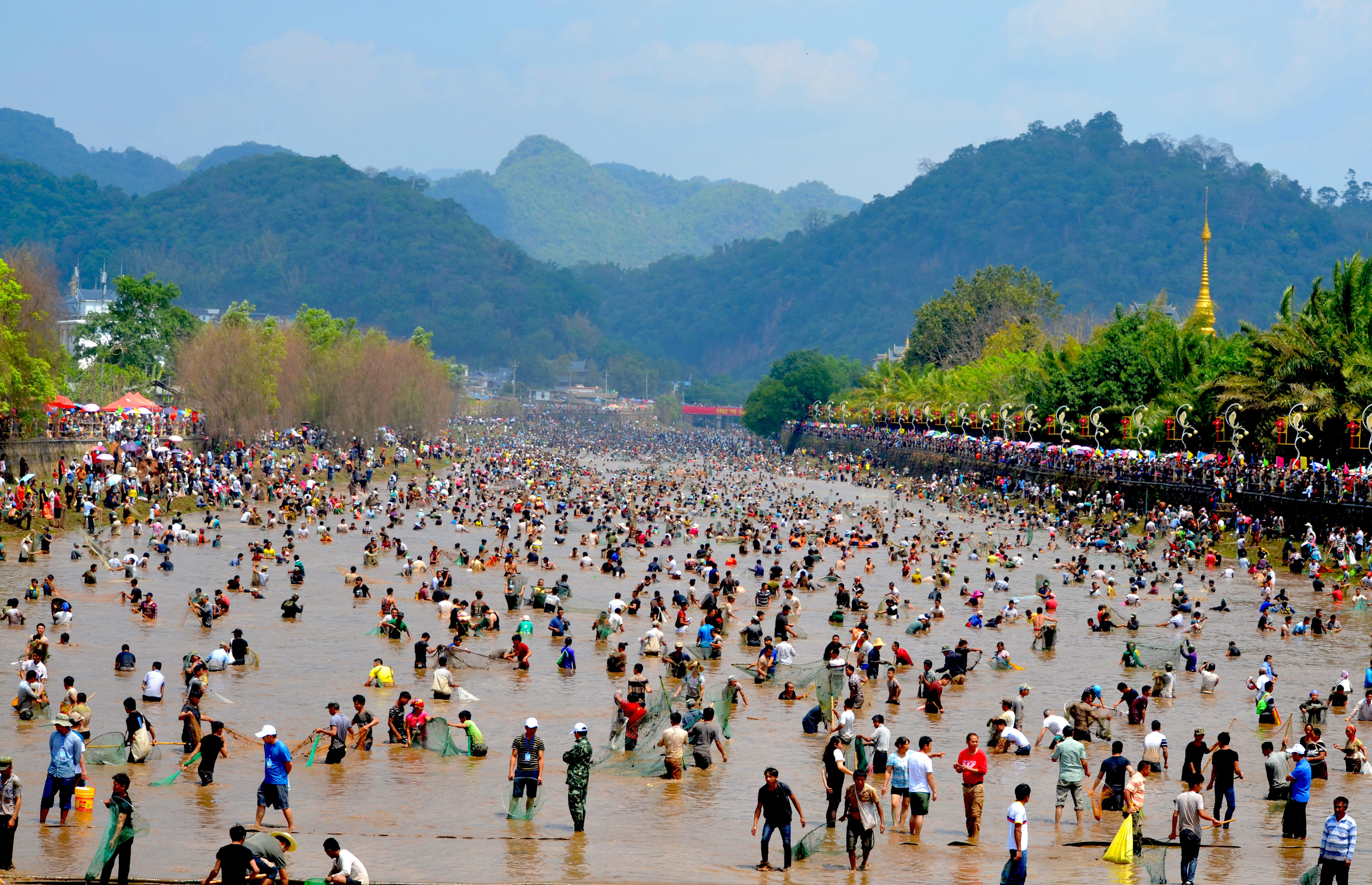 泼水节放河船图片