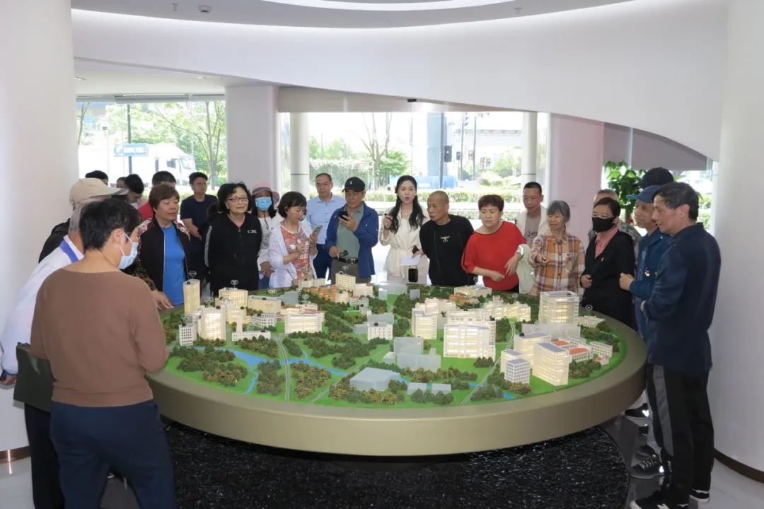 参观了鑫天地党群服务站后,党员们来到鑫达商务广场a楼的新泾镇营商