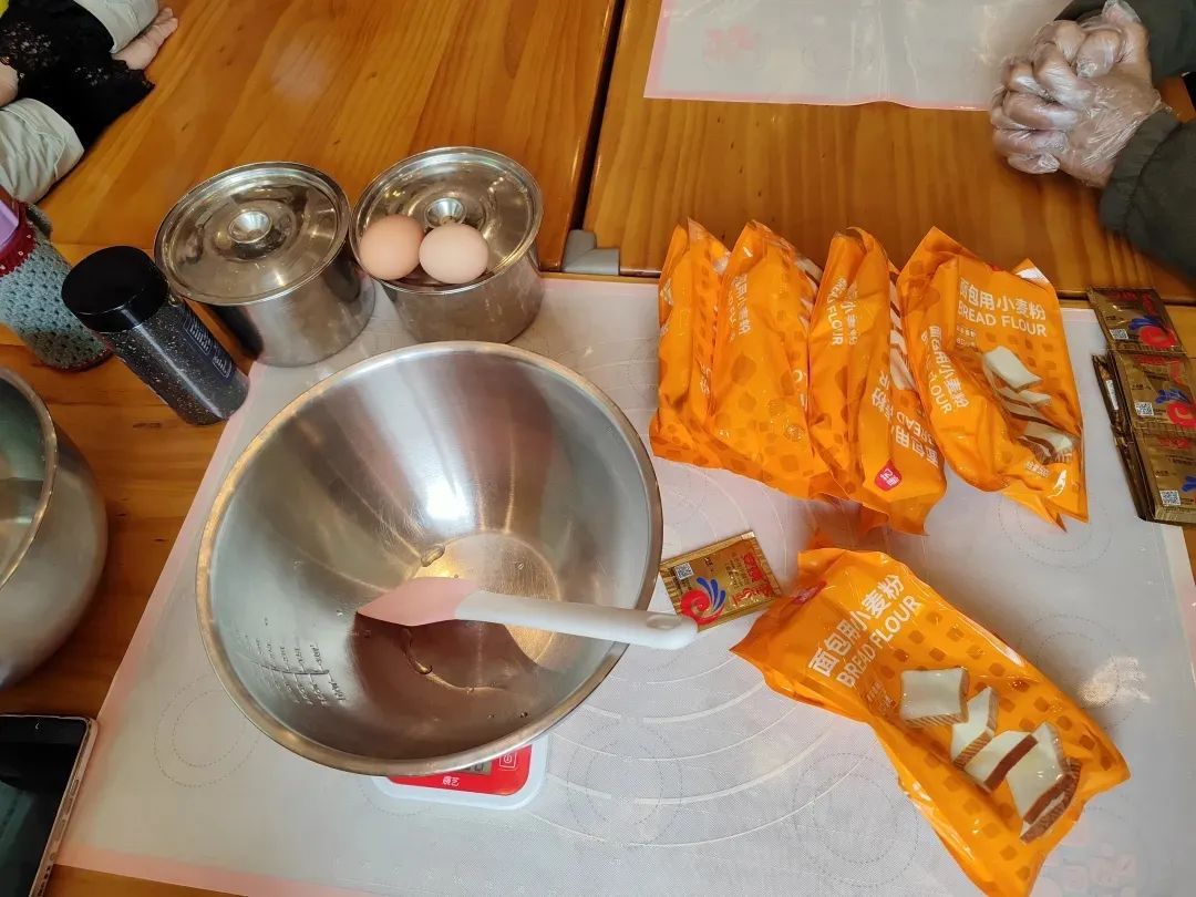 手把手教你做面包!四团生活驿站烘焙课堂开课啦!