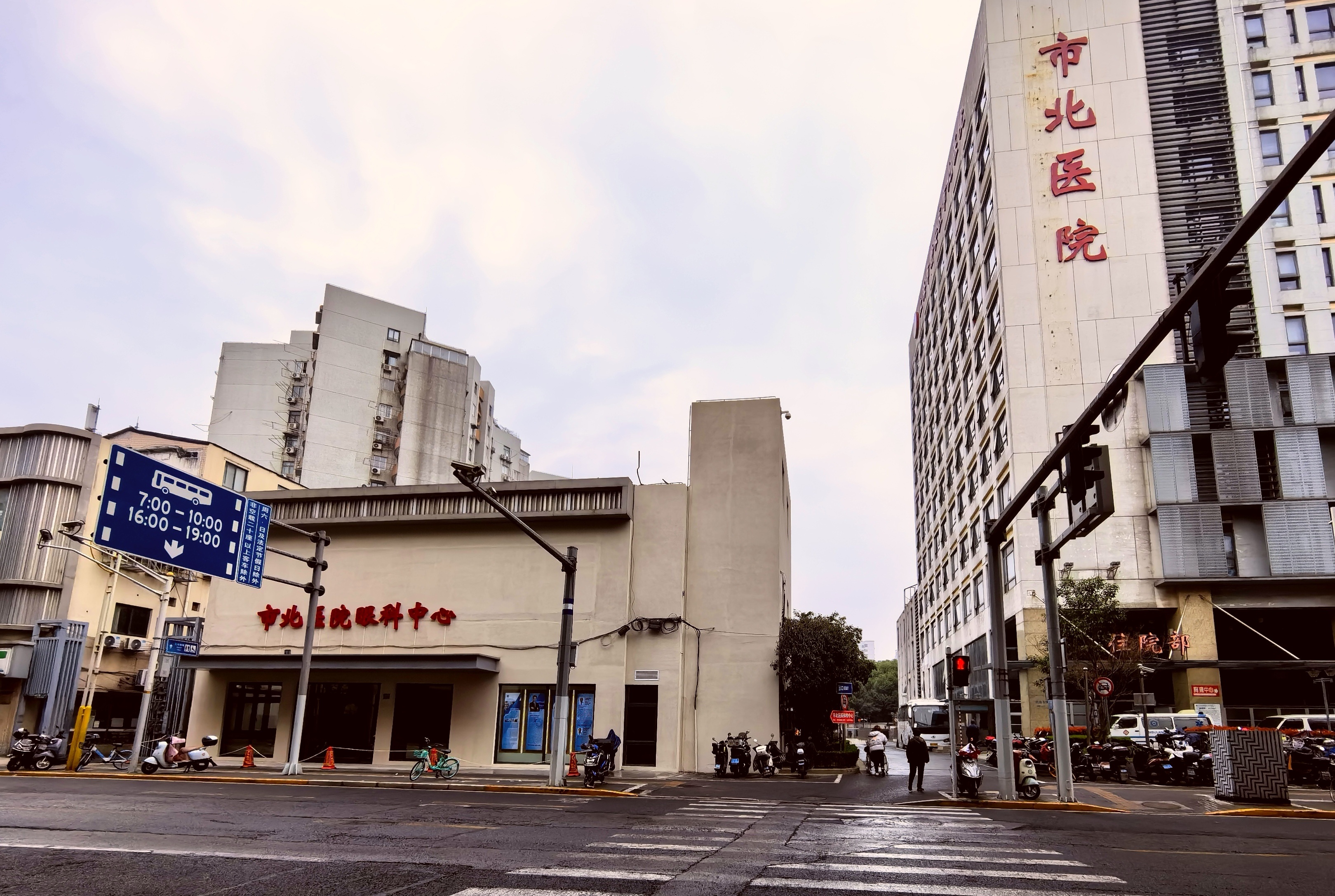 记者来到市北医院注意到,该院眼科中心新址位于市北医院总院大楼南