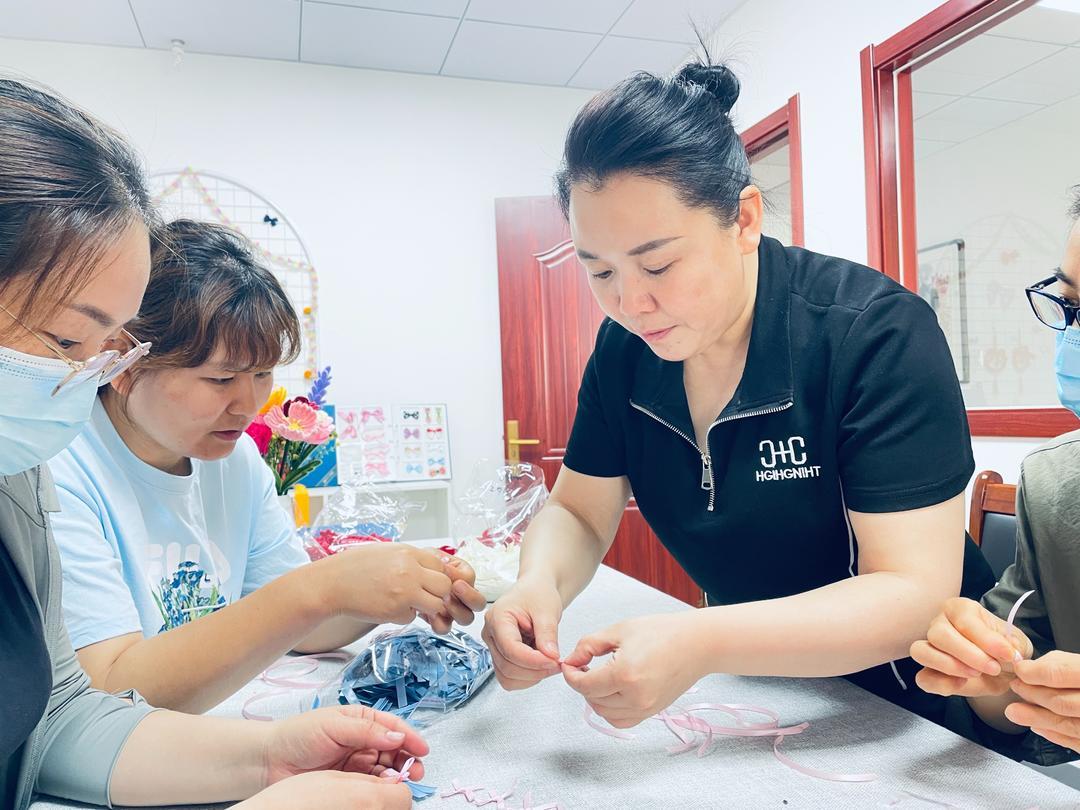 社局依托社区打造"乐业工坊",邀请民间手工艺品制作能人传授手工技艺