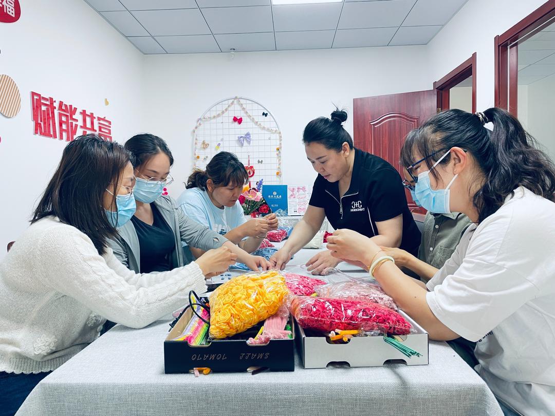 2003年,何玉霞凭借着一双巧手返乡创业,从在车库做手工活干起,带动有