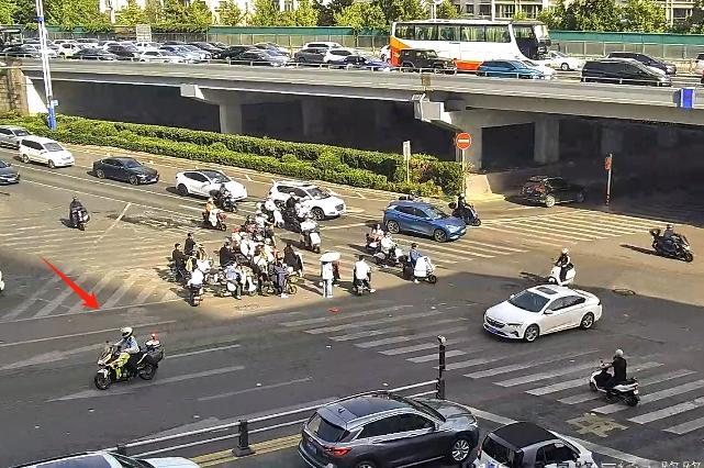 待产孕妇早高峰堵在济南经十路上,紧急时刻他出现了