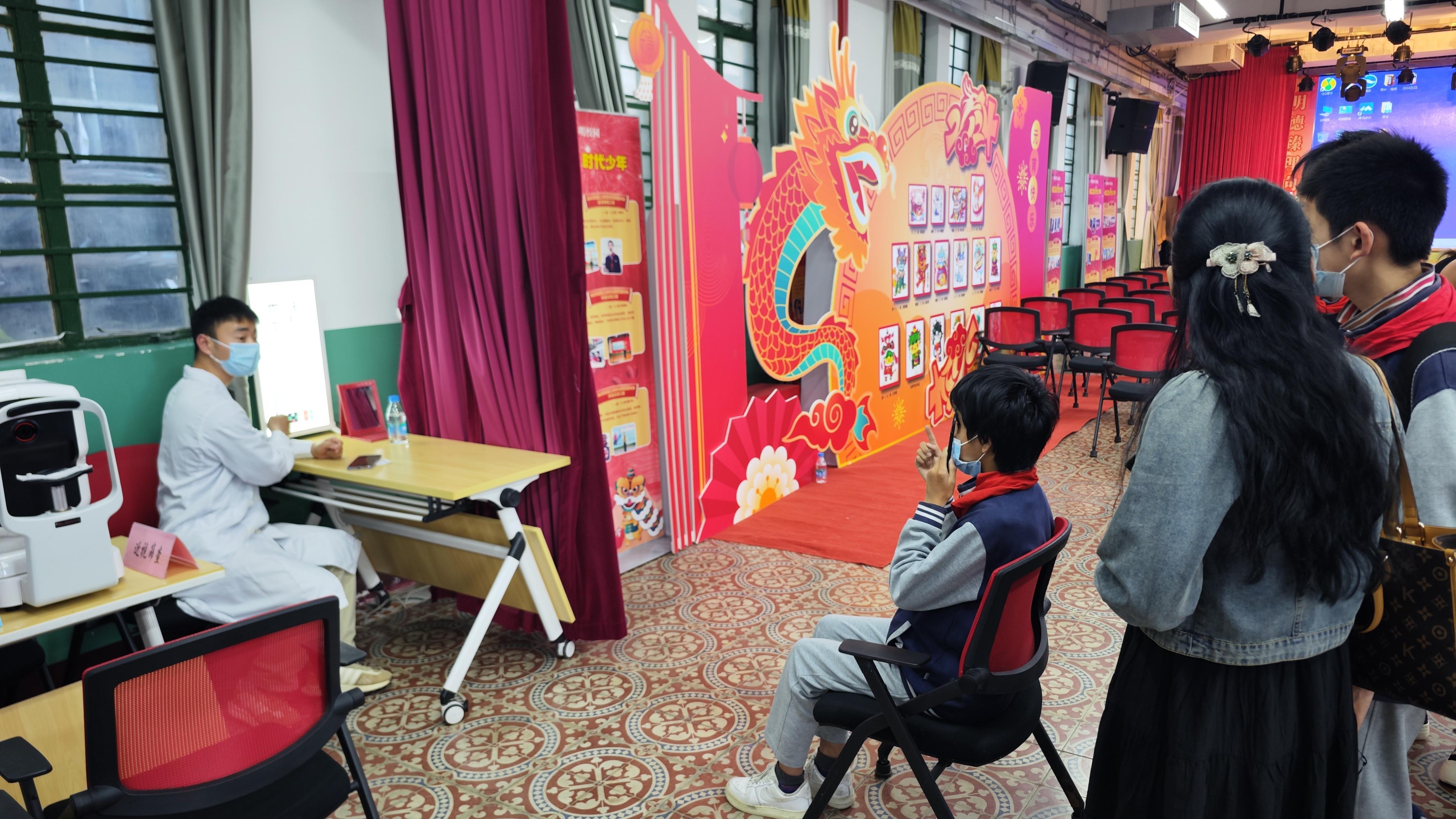 家长黄女士说:"五官科医院这么专业的医疗团队进入校园提供科普宣教和