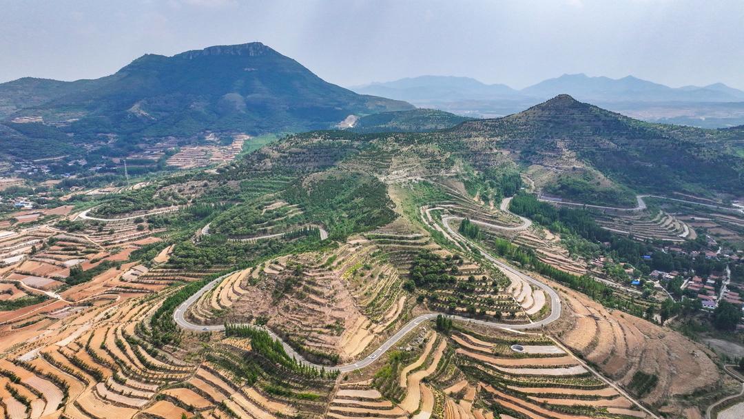 鲁西南第一高峰凤凰山,登山台阶多,犹如 "泰山十八盘"