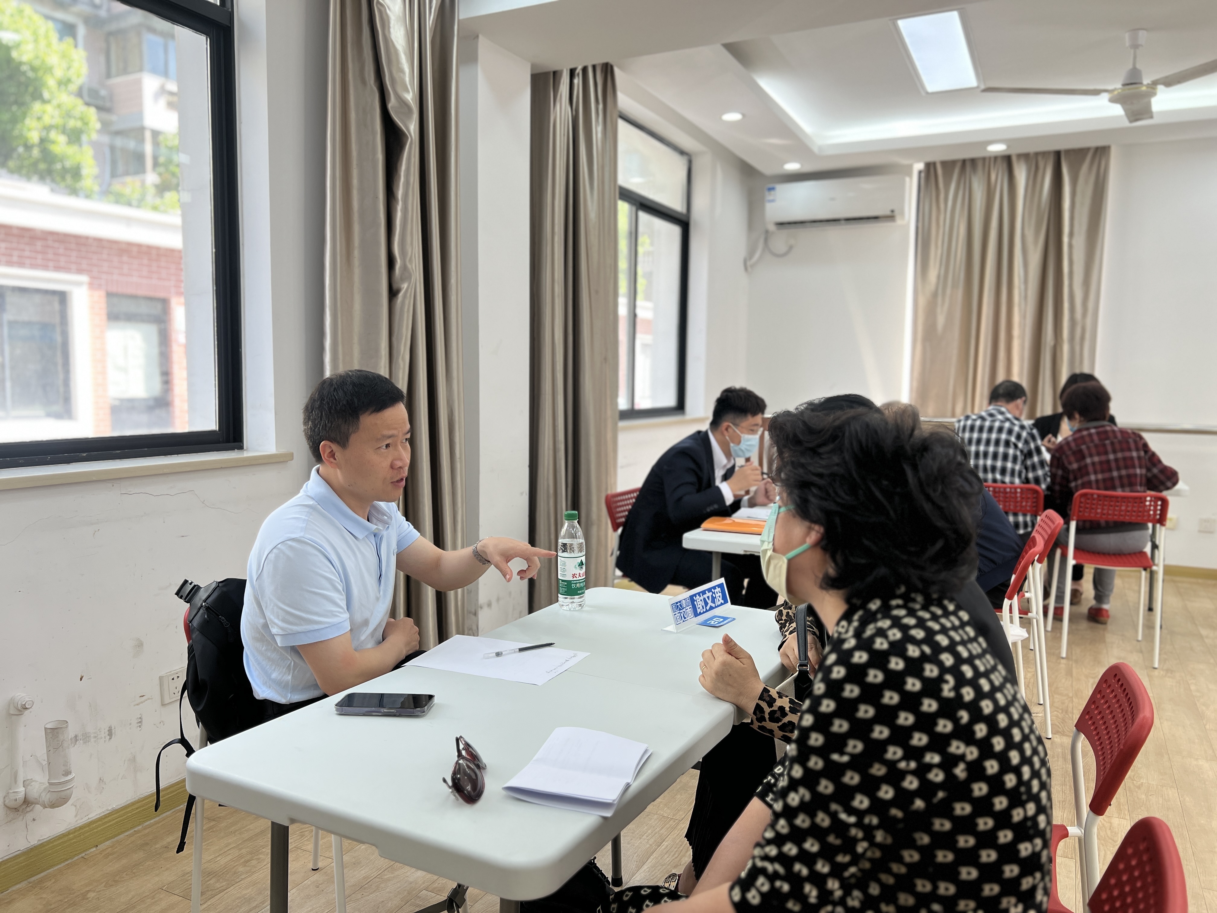 共和新路街道携手上海电视台法治天地频道,举办公益法律咨询活动
