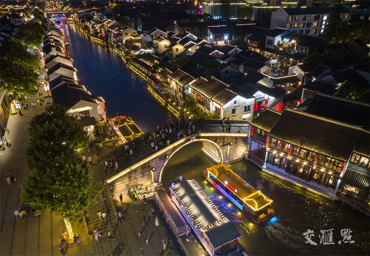 5月21日,市民和游客在无锡清名桥历史文化街区游玩.