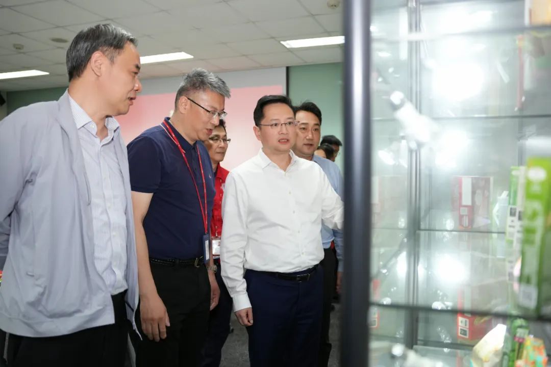 袁泉赴青村镇调研走访企业