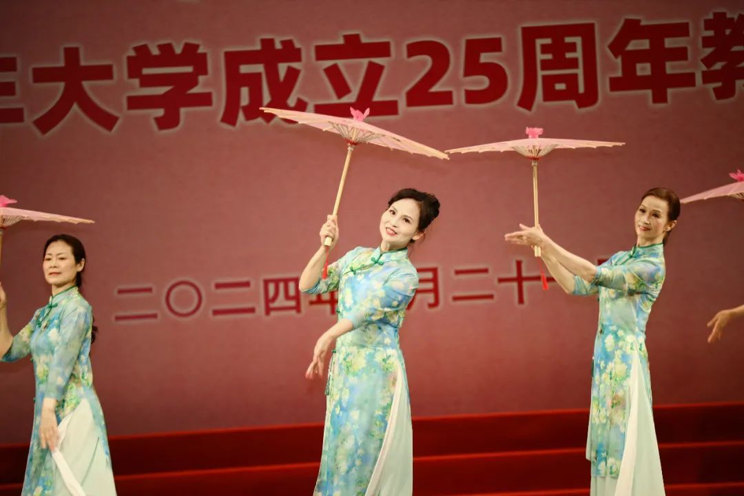 紧接着,时装表演班的《晨韵》旗袍舞蹈,再次以优雅的舞姿,展现了东方