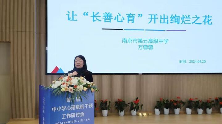 镇江市在全市中小学推行"全员导师制",学生导师双向选择.