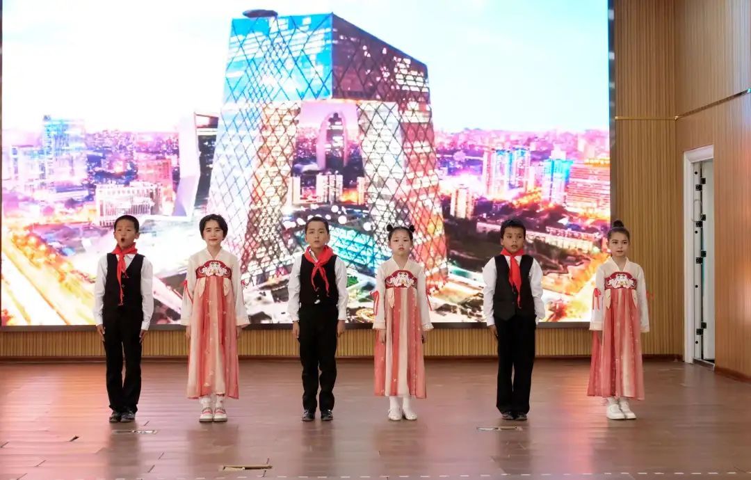 巴楚县阿纳库勒乡第八中学教师赵梦妮说:"在讲座中,我们收获了很多