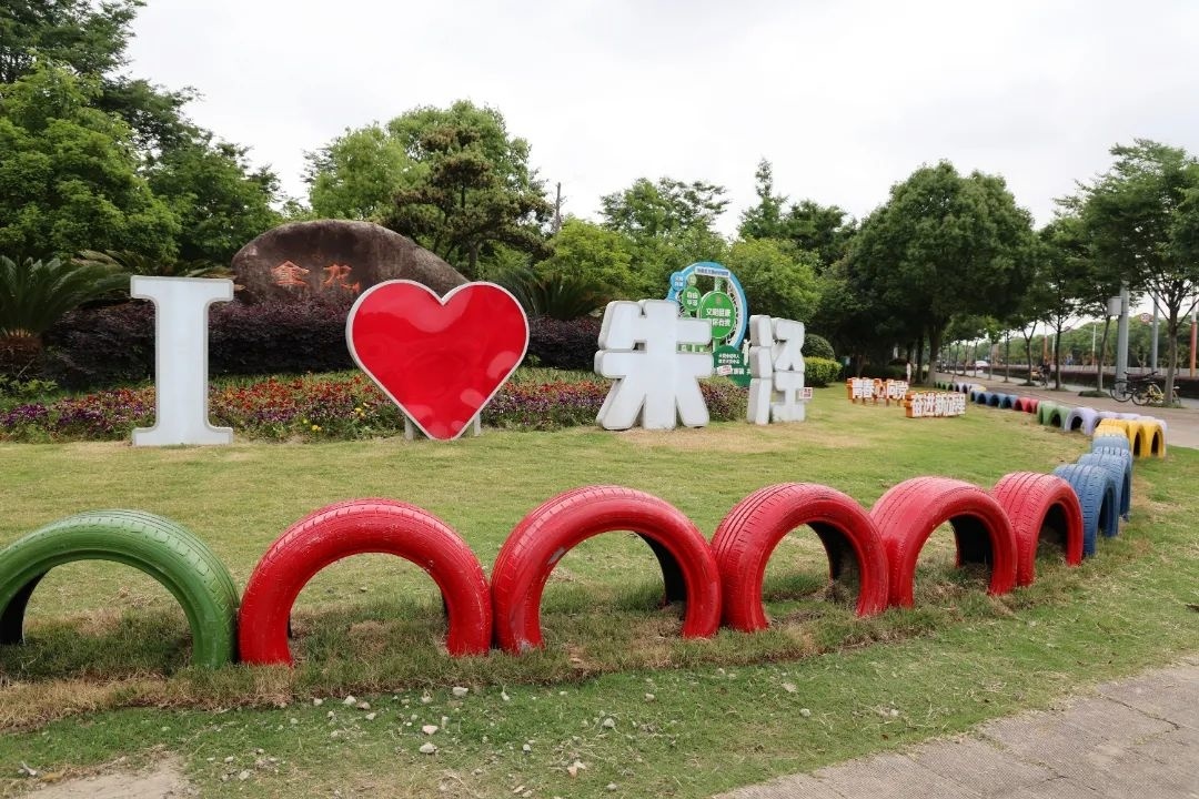 浪漫花墙,五彩轮胎,绚丽墙绘……金山这儿真美呀!