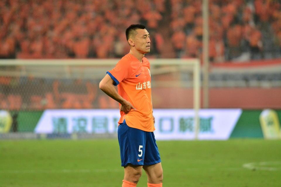 山东泰山vs浙江队,队长郑铮打进精彩任意球接受全队祝贺