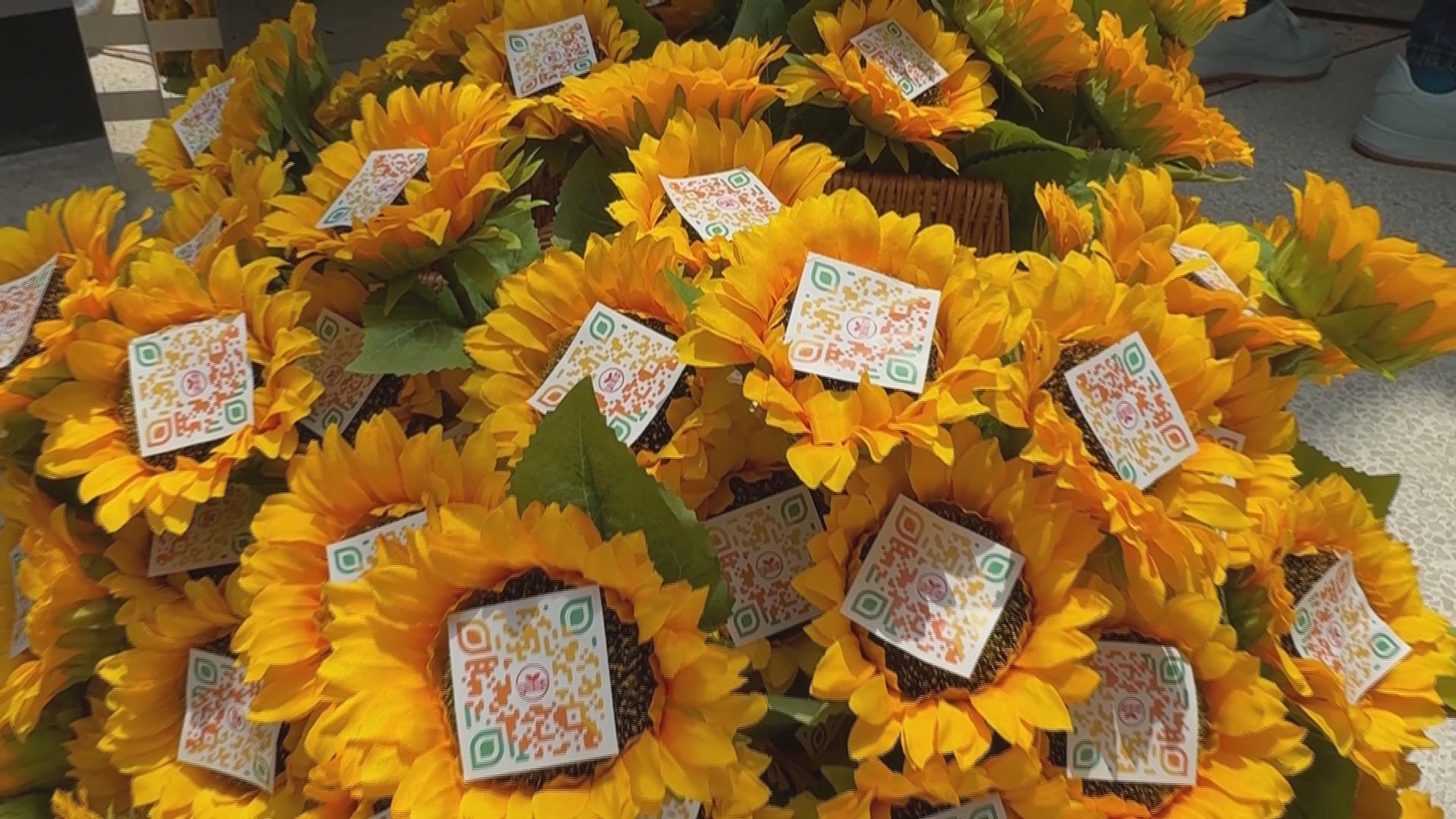 为了让祝福可以更长久一些,老师们制作了二维码贴纸,贴在一朵朵向日葵