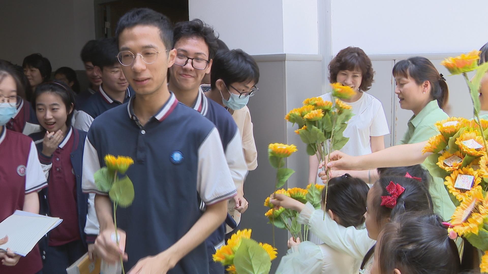 为了让祝福可以更长久一些,老师们制作了二维码贴纸,贴在一朵朵向日葵