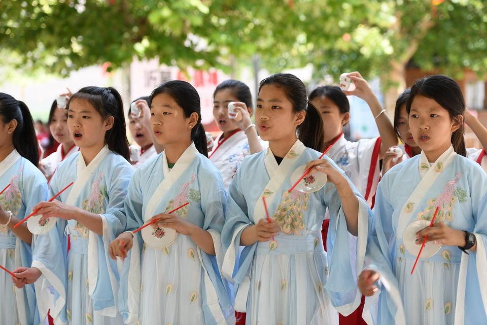 六一儿童节将至,临沂市郯城县马头镇中小学校文艺小社团的孩子们很