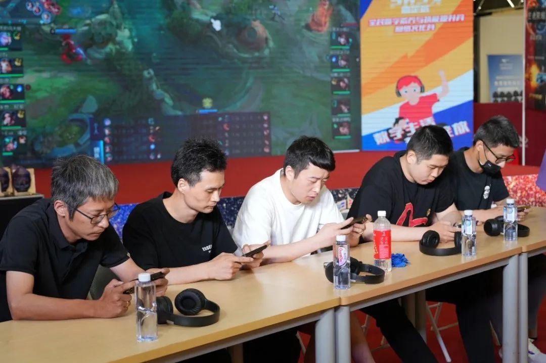 我的位置:>上观号>上海嘉定>文章详情> 激烈的赛况也吸引了不少居民