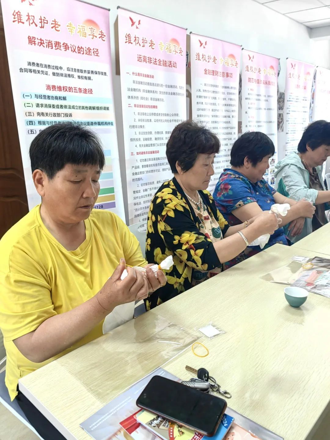 践行绿色低碳消费理念!这场茶染丝巾活动新颖有趣