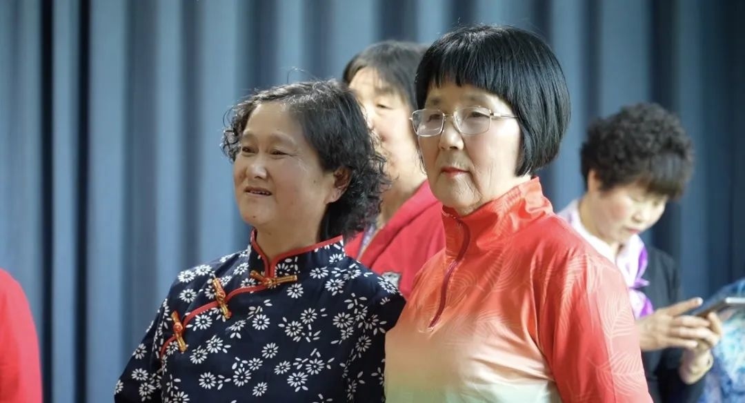 因舞相聚,金山这些阿姨妈妈们的"银发生活"多姿多彩