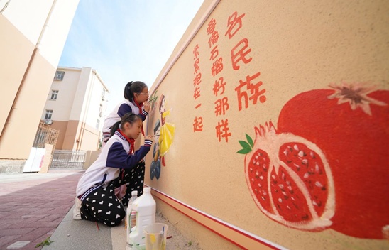 李沧小学生手绘民族团结文化墙,铸牢中华民族共同体意识