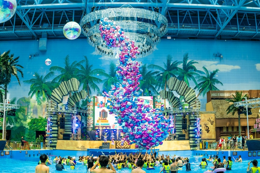 融创水世界作为济南唯一的大型室内戏水乐园,为市民和游客提供避暑