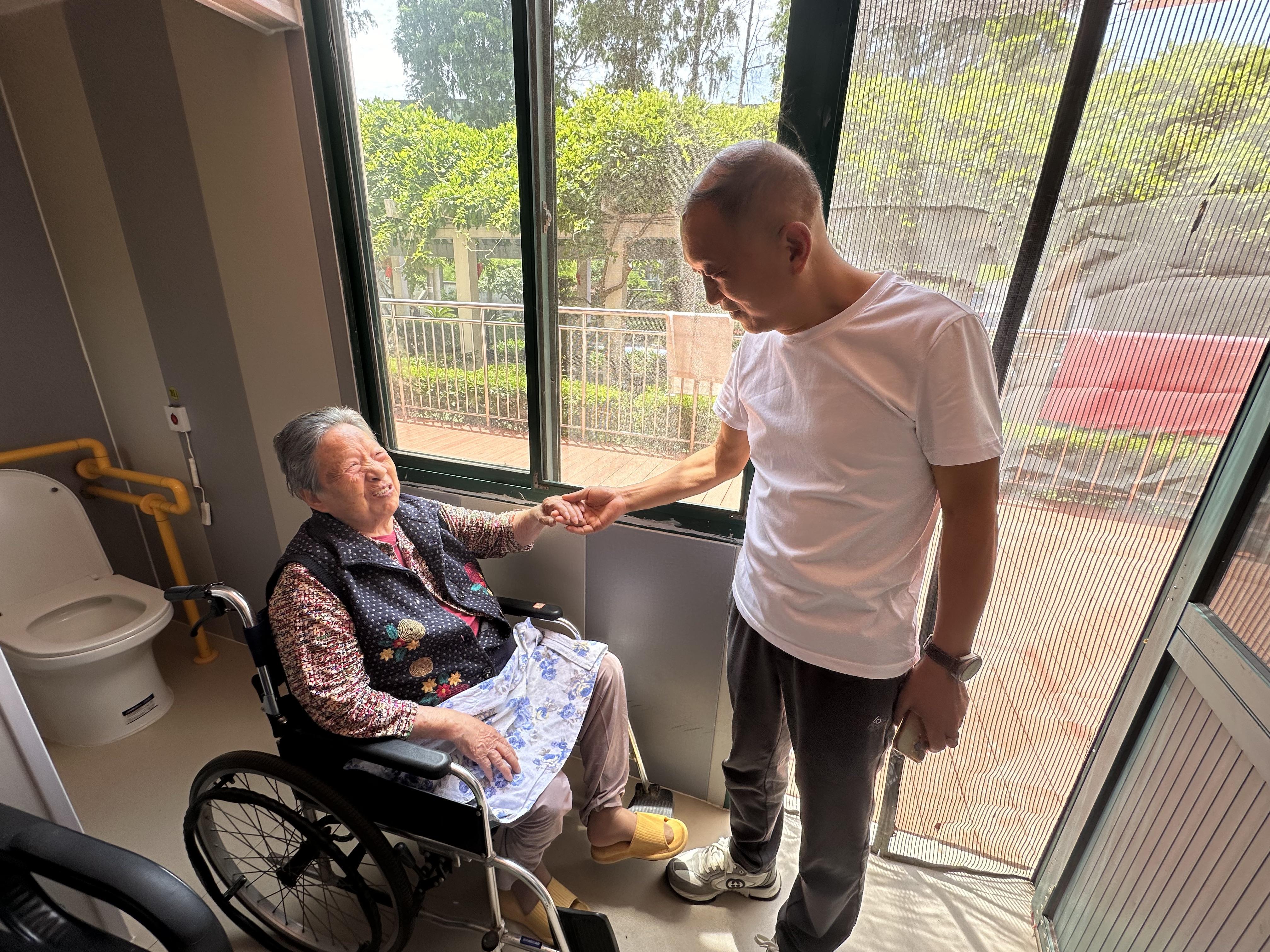 养老服务记|老人日夜颠倒,不安的情绪如何化解?