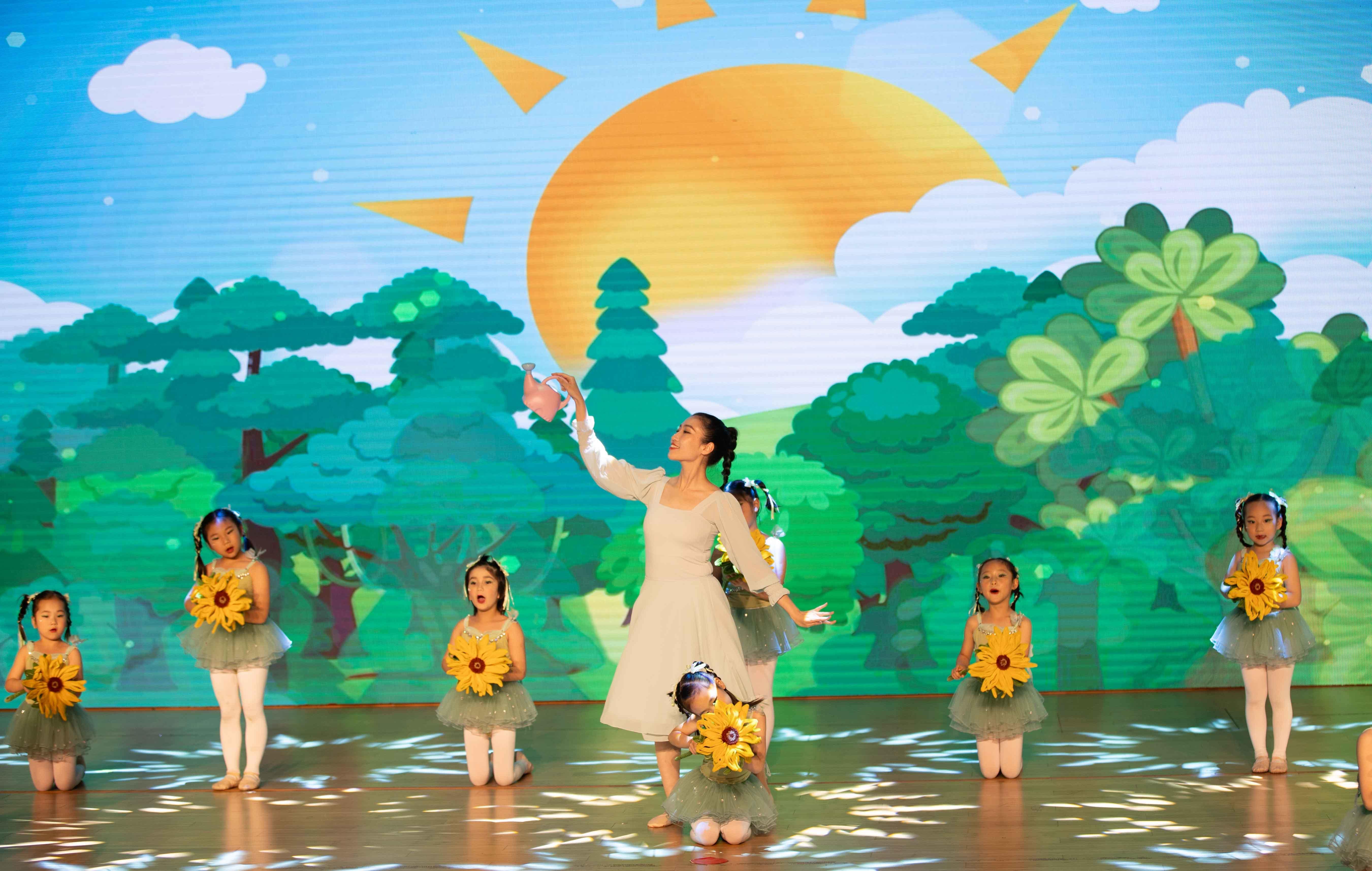童梦启航!黄浦"医心点亮童心"助力萌娃成长,园歌园舞展演燃爆六一