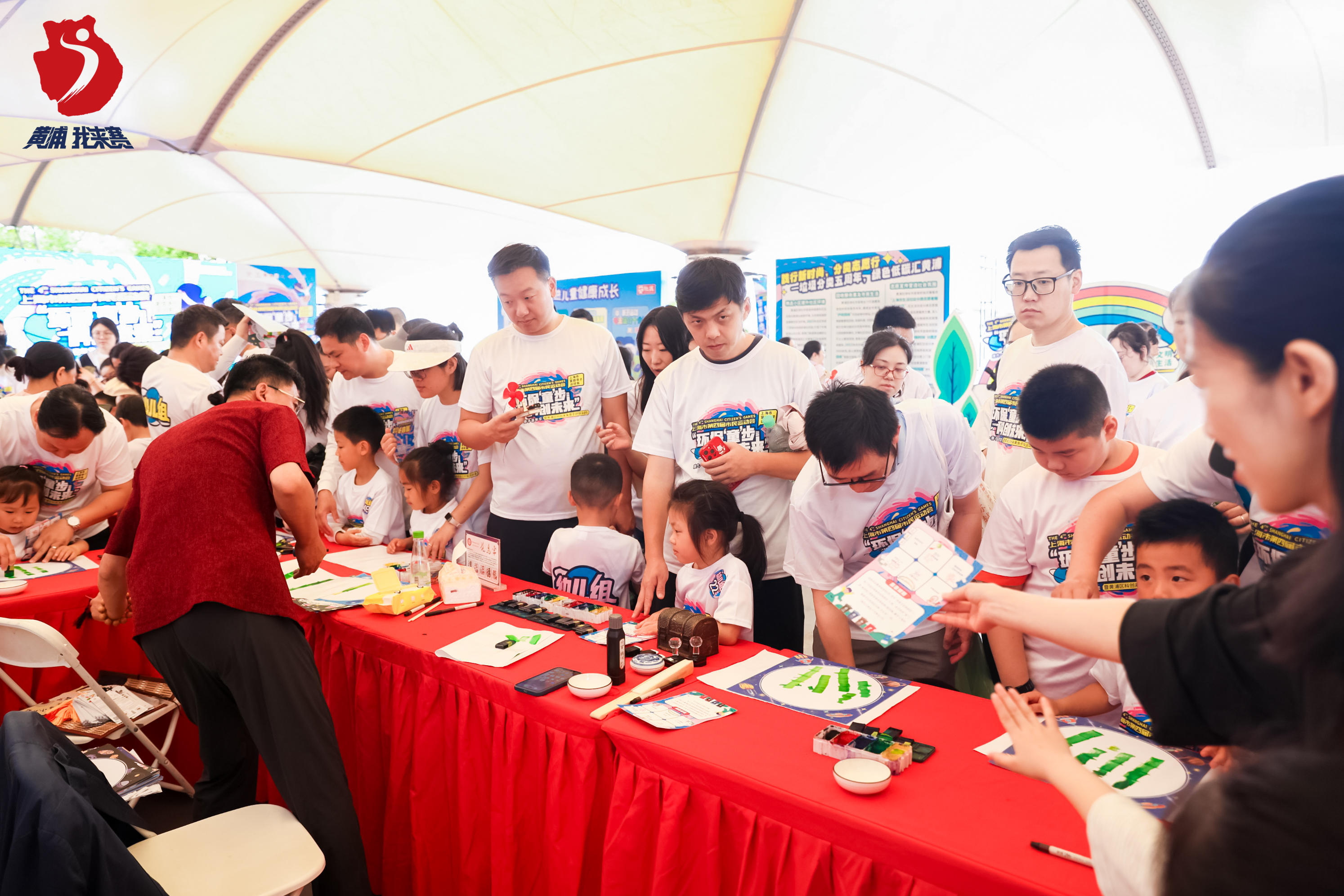 孩子们在非遗板笔龙凤花鸟字传承人的带领下,了解板笔书画艺术的