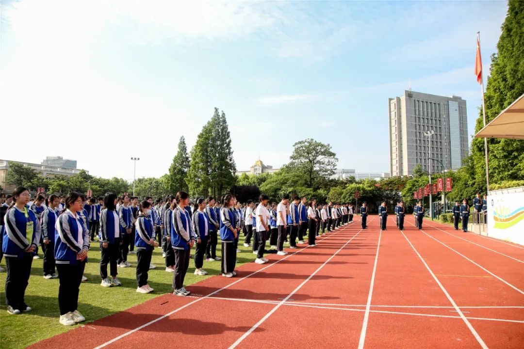 伴随着歌曲《逐空》响起,一场特别的快闪活动在上师嘉高操场上演