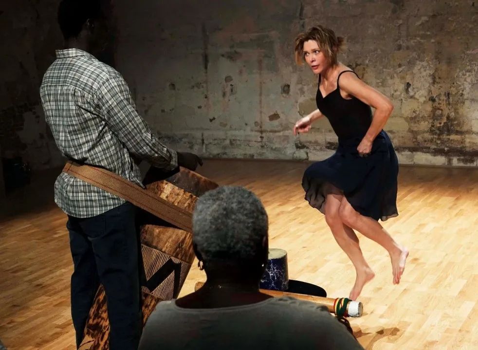 一只逃出来的实验室小白鼠茂西的出现让他们的生活发生了翻天覆地的