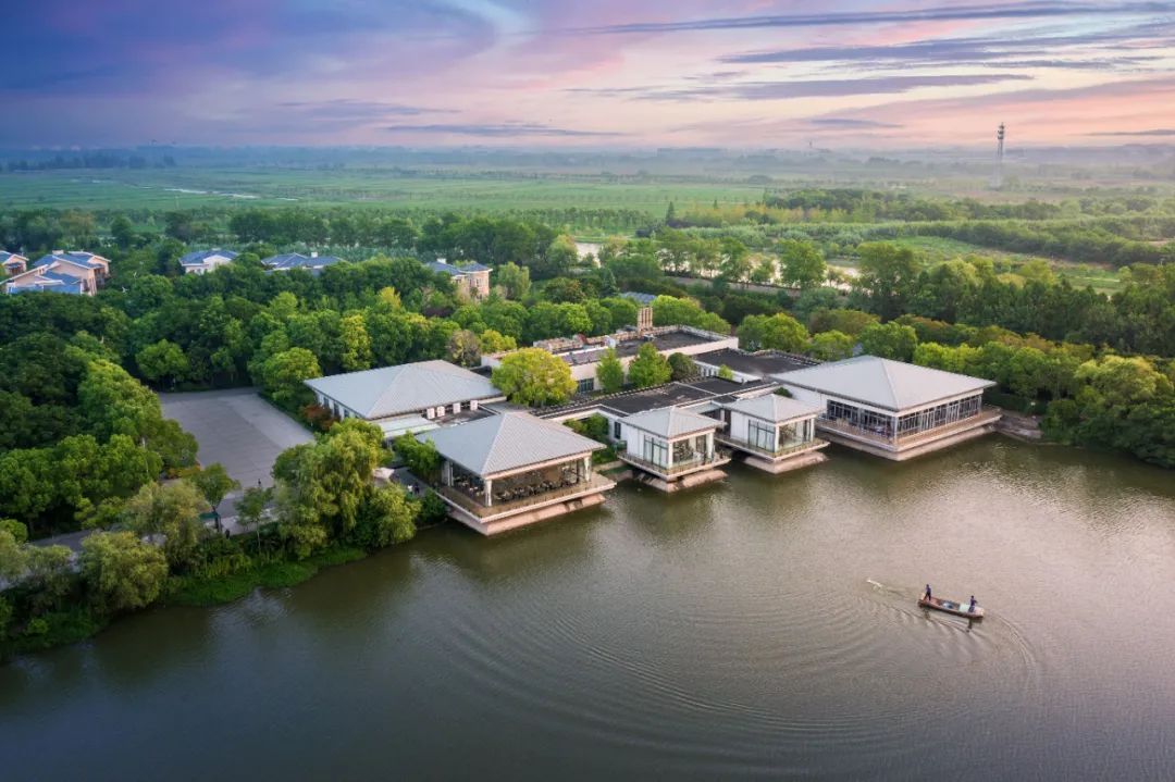 瀛东度假村现有42栋客房楼,其中39栋为别墅,客房总数236间.