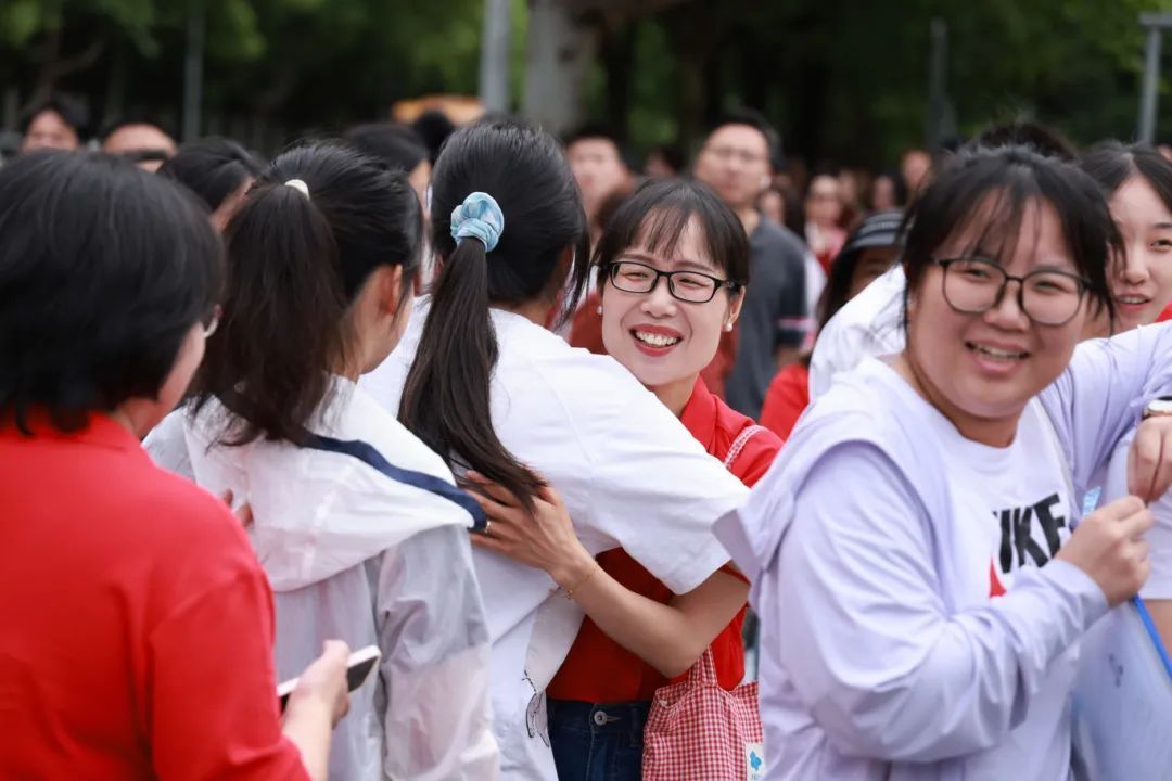 上海大学附属中学考点外,师生相互拥抱上海市行知中学考点外,老师们