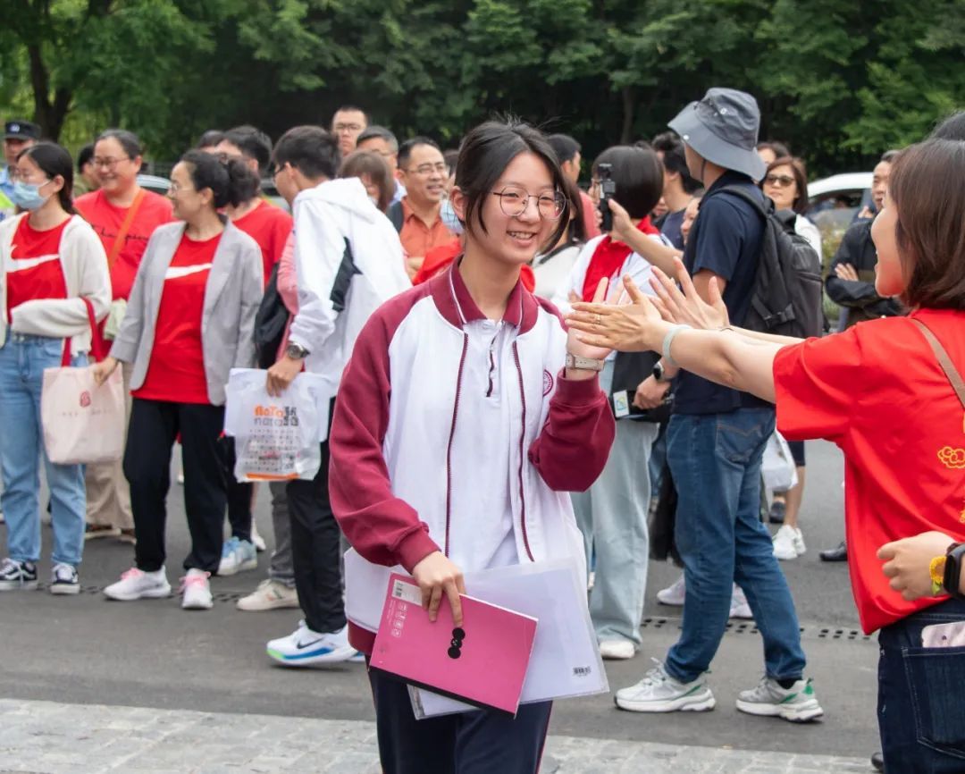 在上海市七宝中学考点,考生们带着老师,家长的祝福,自信走入考场宝山