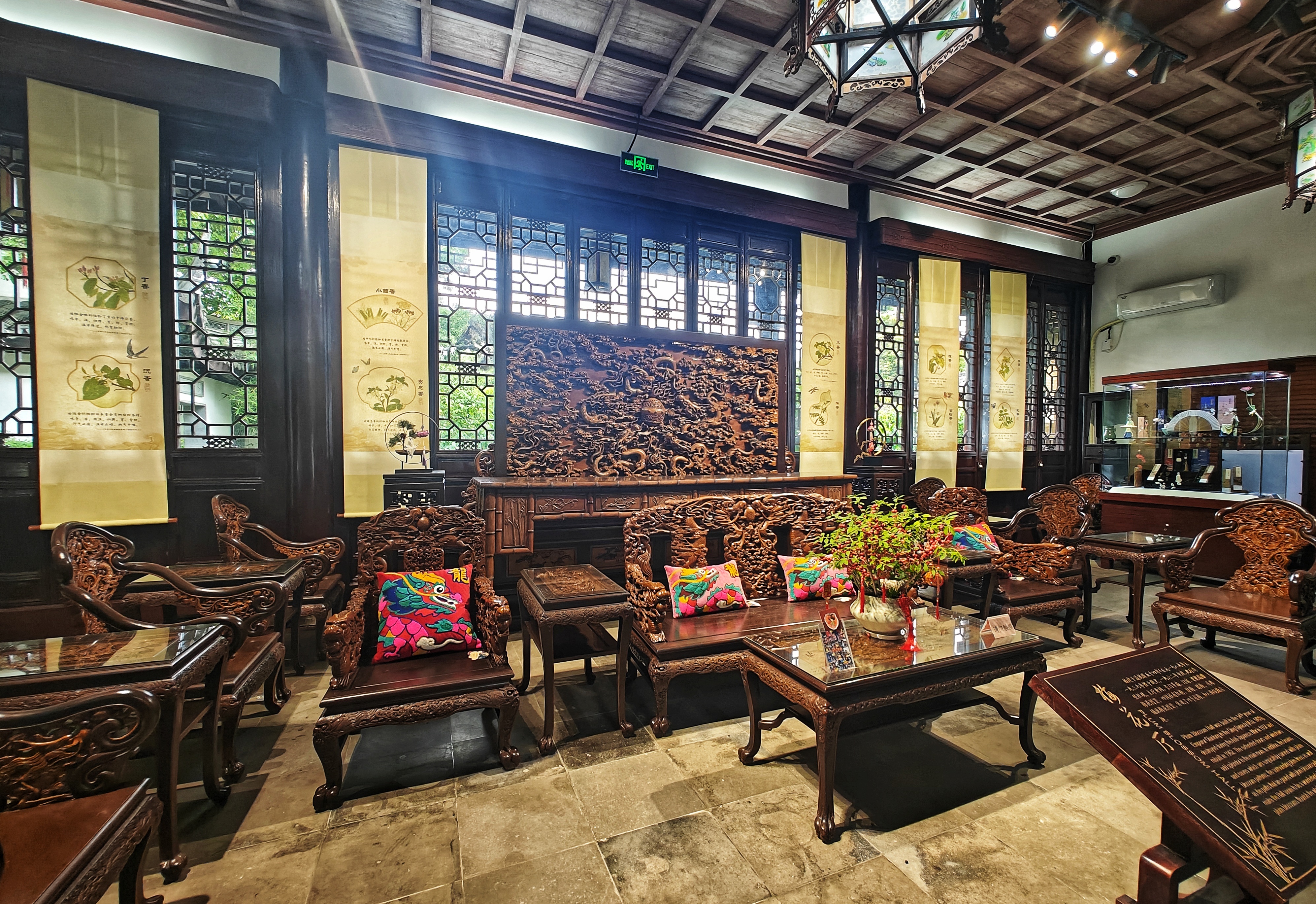 香囊选购提示根据中医理论,端午期间,暑热渐增,部分人群可能出现"热毒