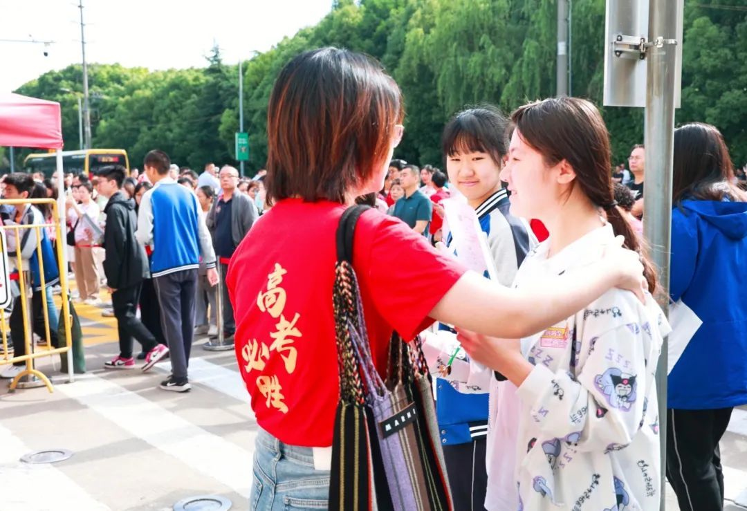 上海市嘉定区第一中学考点外,护考老师纷纷为学生们鼓劲加油,以拥抱