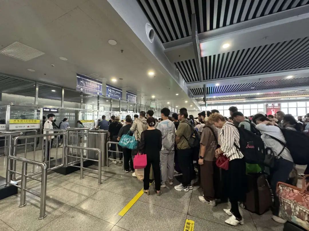 上午9点,记者在上海站看到,车站进站通道一片繁忙,旅客们正在有序通过